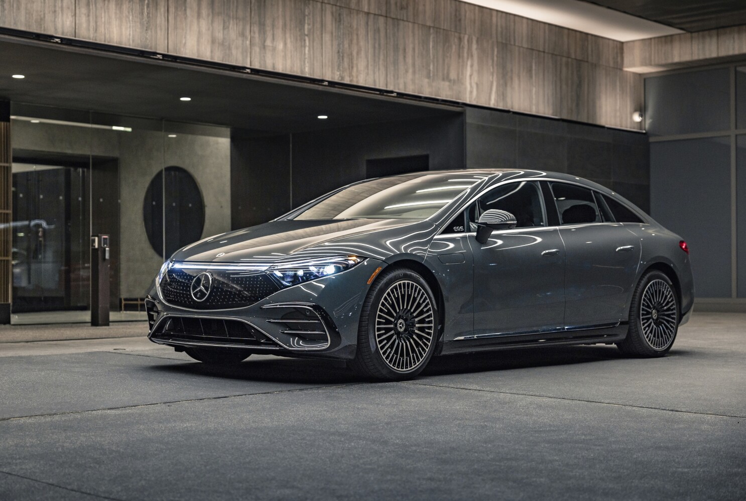 Edmunds 2023 Mercedes Benz EQS vs. 2023 BMW i7 AP News
